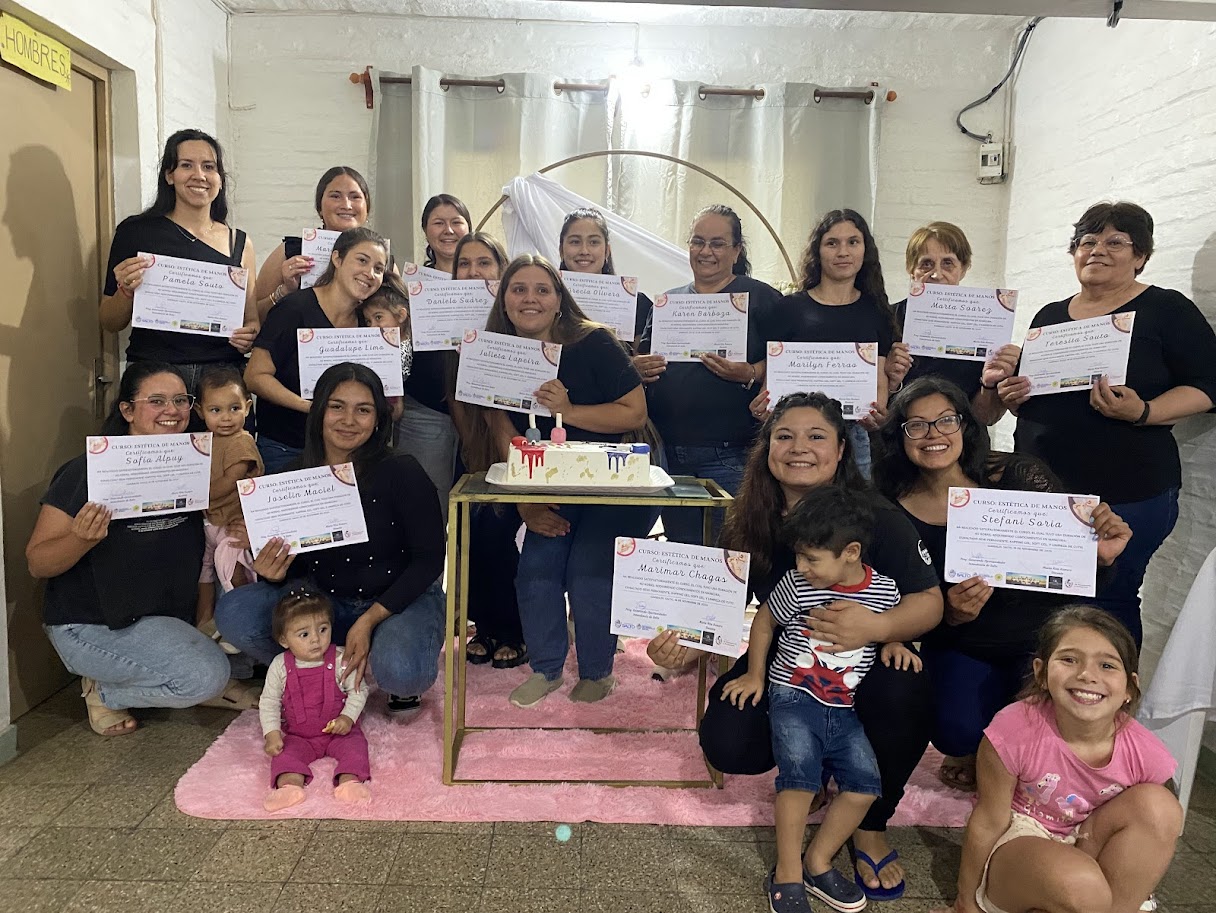 Jóvenes del interior: 15 mujeres de  Col. Garibaldi culminan formación