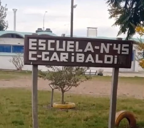 Padres denuncian que directora de escuela rural obliga a alumnos a leer la biblia y los bautizó en un arroyo cercano