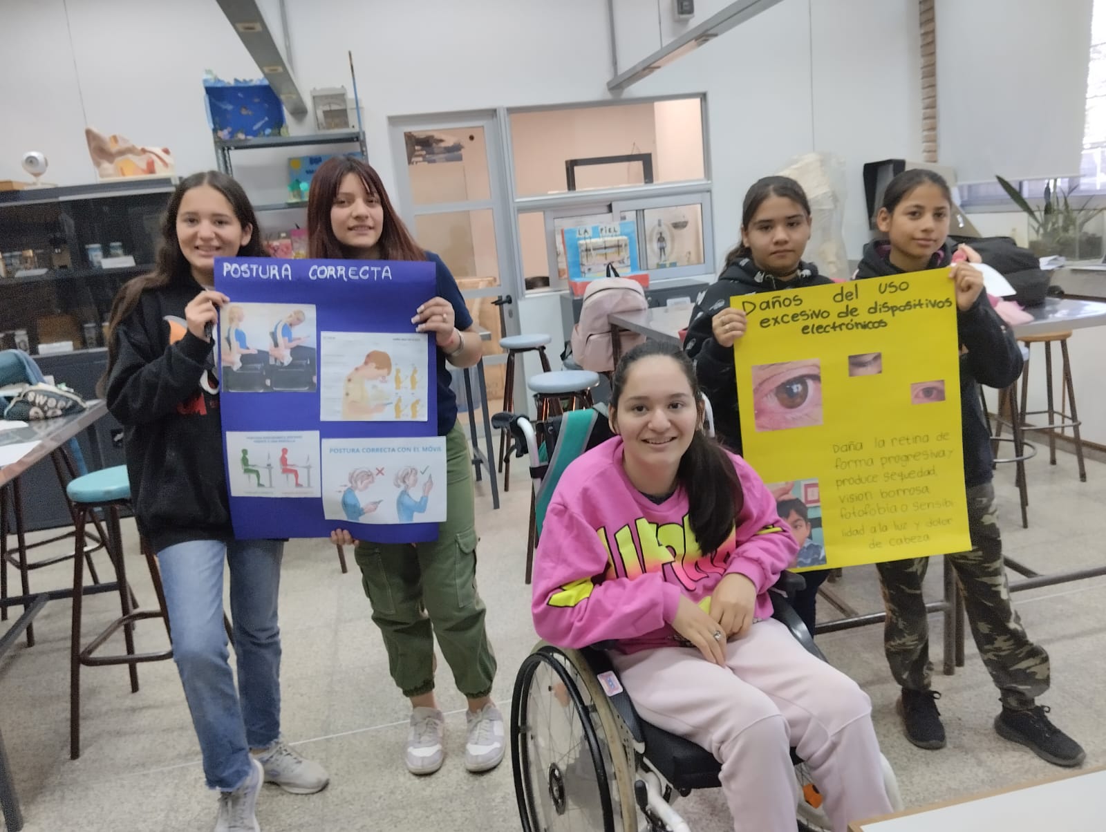 Proyecto sobre el impacto del uso excesivo del celular: estudiantes del Liceo 4 se destacaron en feria nacional