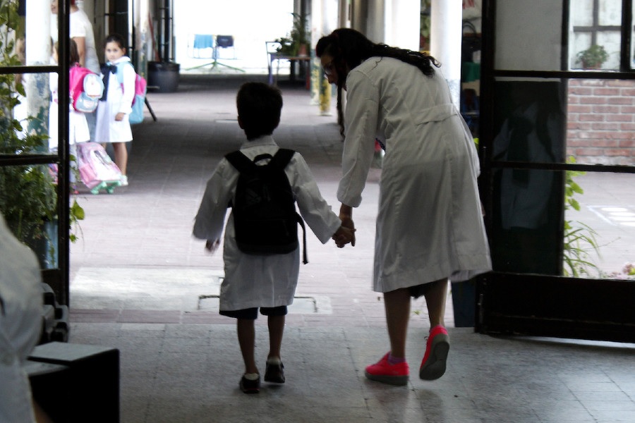 Mejoró asistencia a centros educativos y se redujo trato violento hacia niños