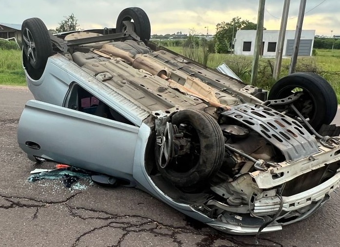 Cuatro jóvenes con lesiones leves tras  volcar auto en avenida Batlle Berres