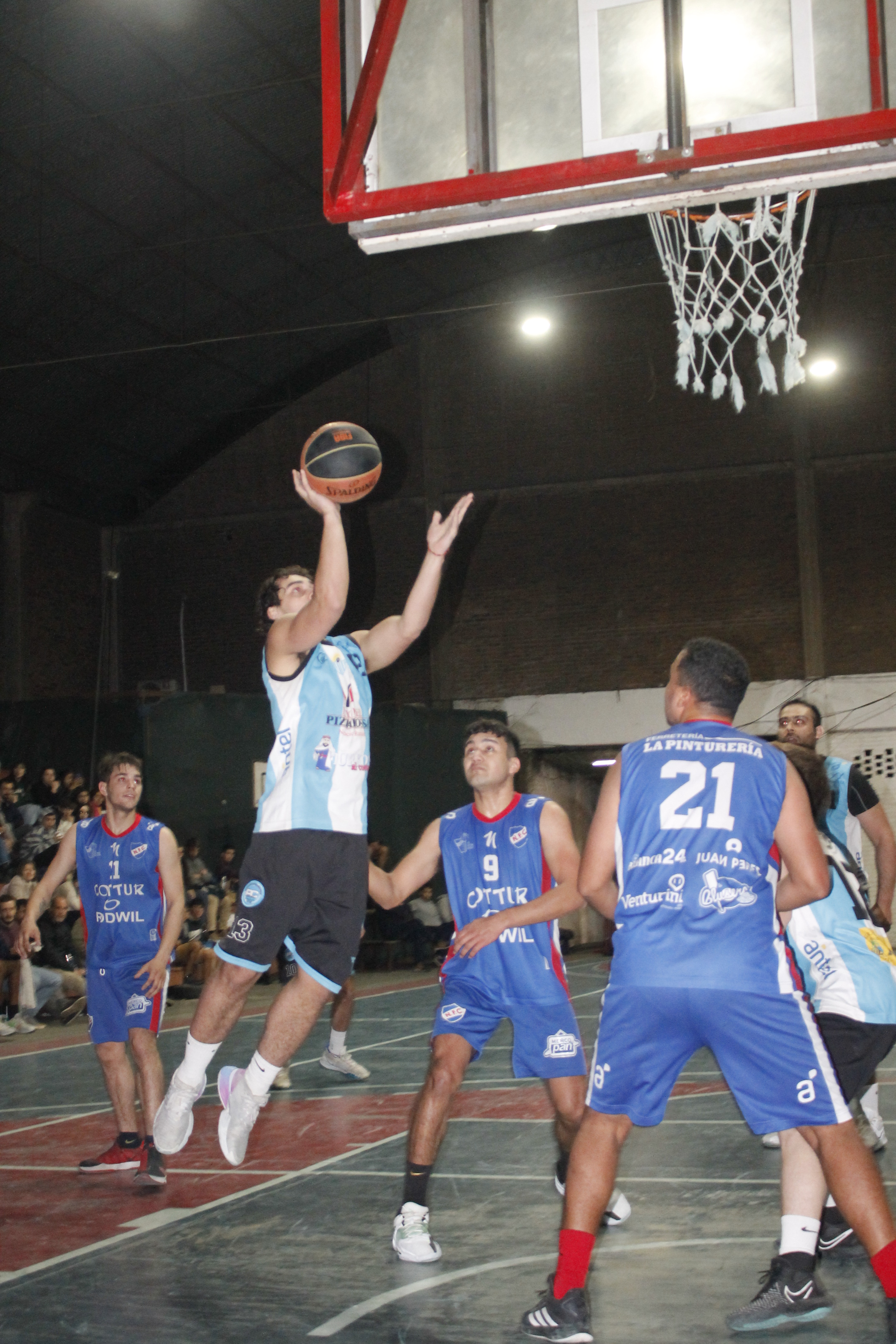 Ferro Carril y Salto Uruguay ganaron partidos previsibles