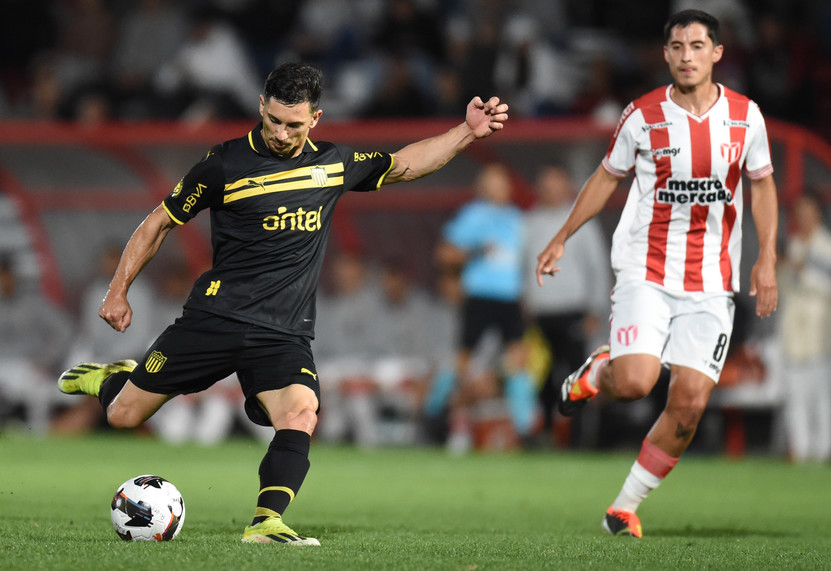 Peñarol venció a River en el Saroldi y sigue primero en las dos tablas