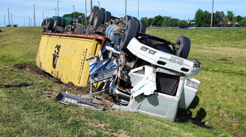 Siniestro en los accesos de Montevideo: camión volcó tras esquivar una moto