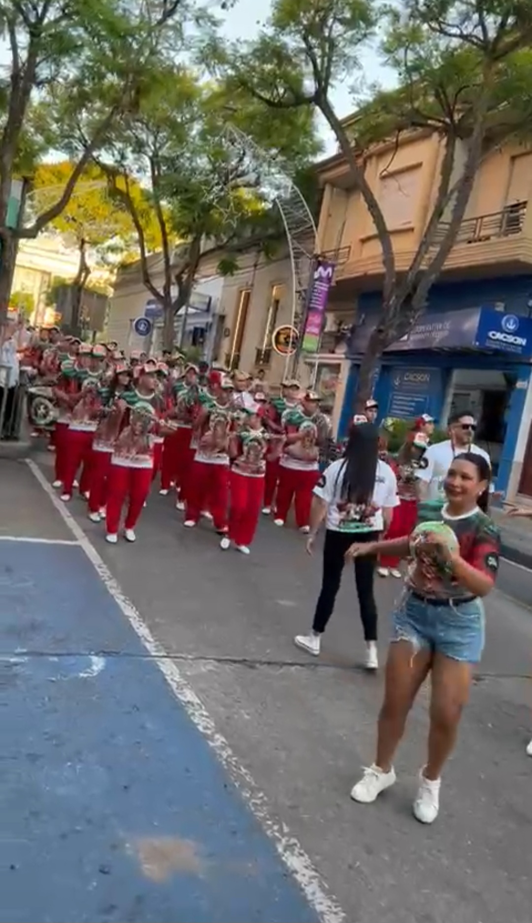 Desfile en calle Uruguay del Equipo de Fútbol Inclusivo Rodó