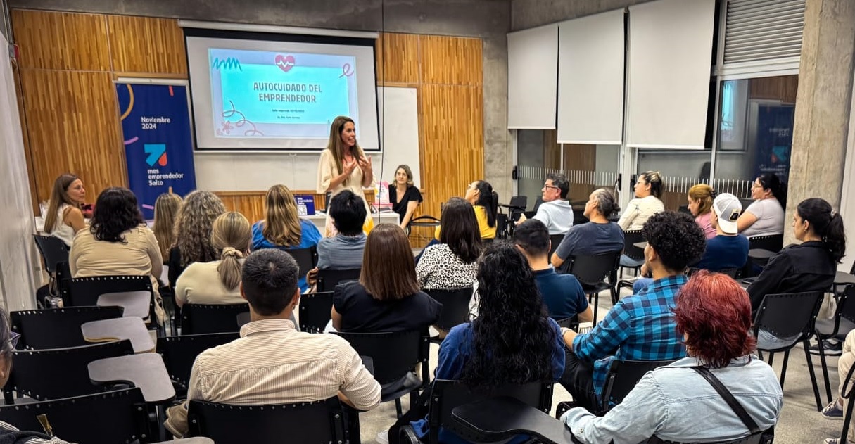 Exitoso cierre del “Mes del Emprendedor” en Salto junto a la disertación de la psicóloga Carla Lorenzo