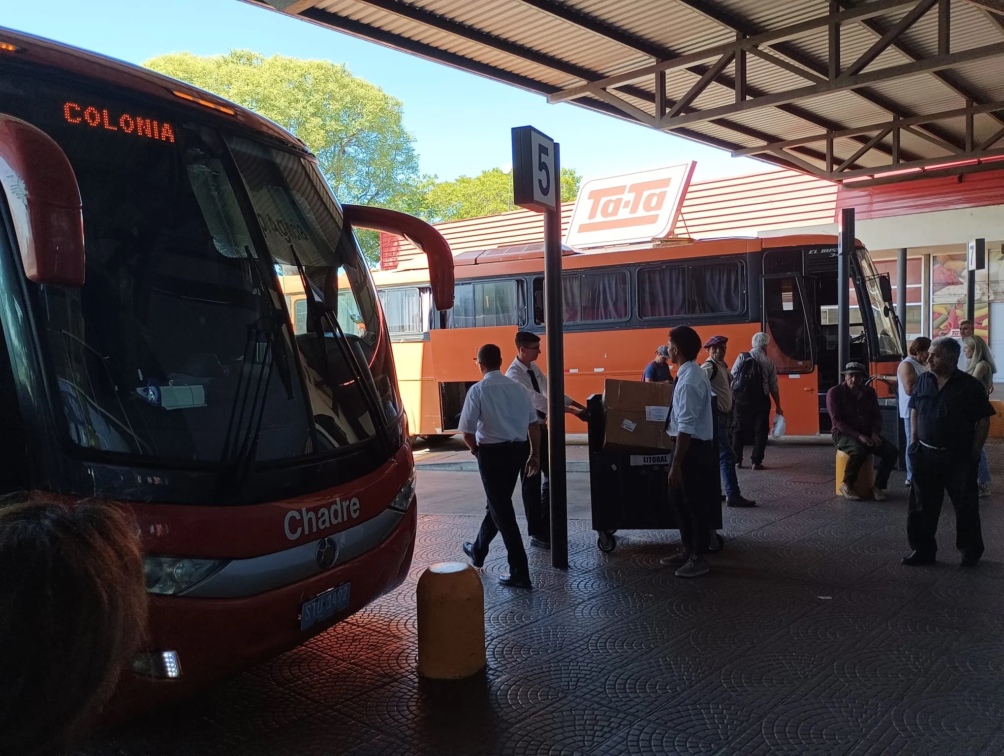 Prevén alta movilidad en terminal Salto Shopping debido a fin de año