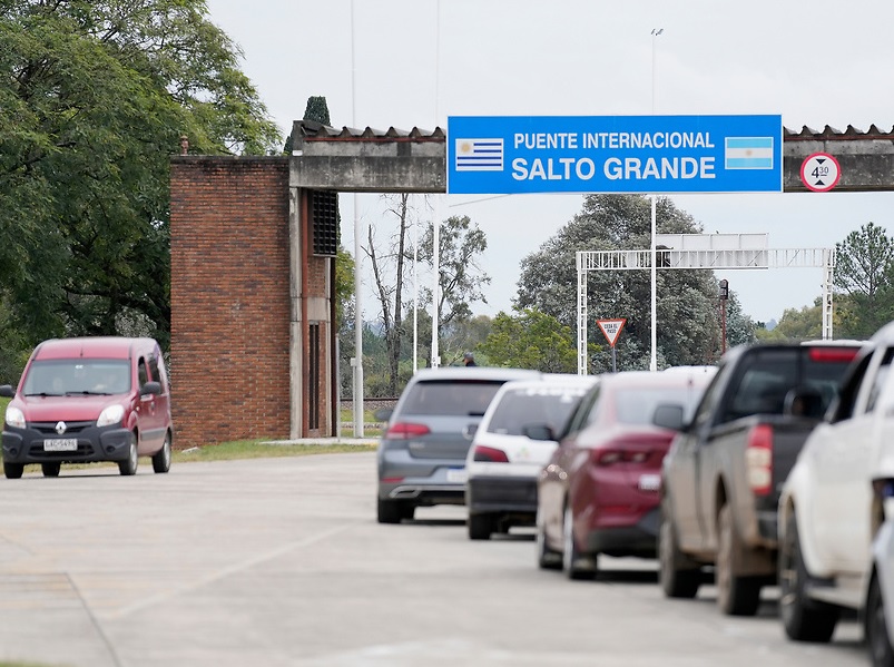 En todo enero ingresaron  al país casi 95 mil personas por el puente Salto Grande