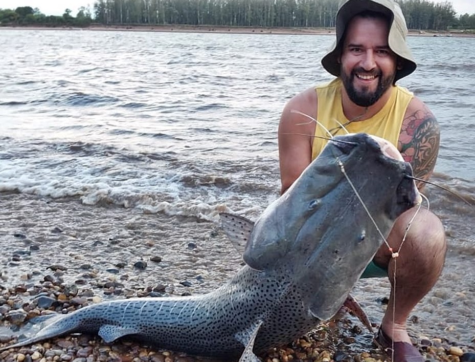 Pescador capturó surubí de  40 kilos y lo devolvió al agua