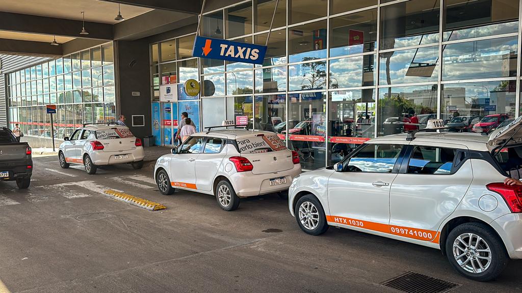 Puente: remises y taxis de Salto no pueden ingresar a Argentina con pasajeros, de acuerdo a reglamentación