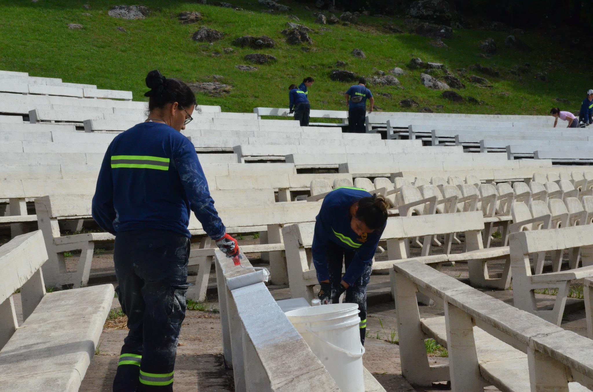 Trabajos en escenario Víctor Lima para el concurso de murgas que será regional