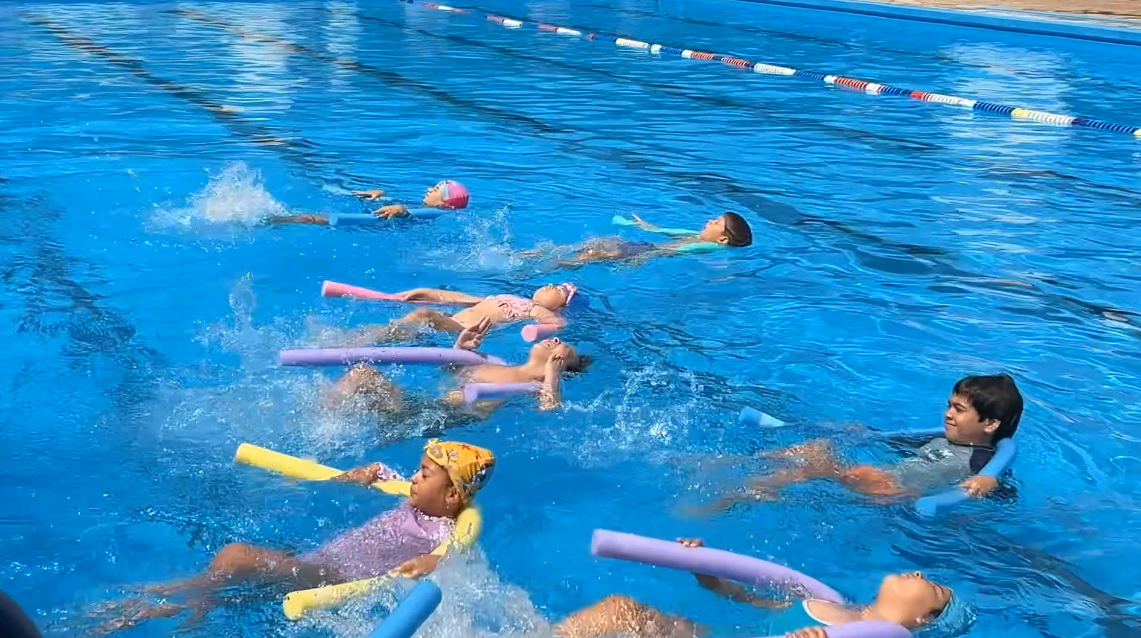 Temporada: dictan clases gratuitas de natación para todas las edades