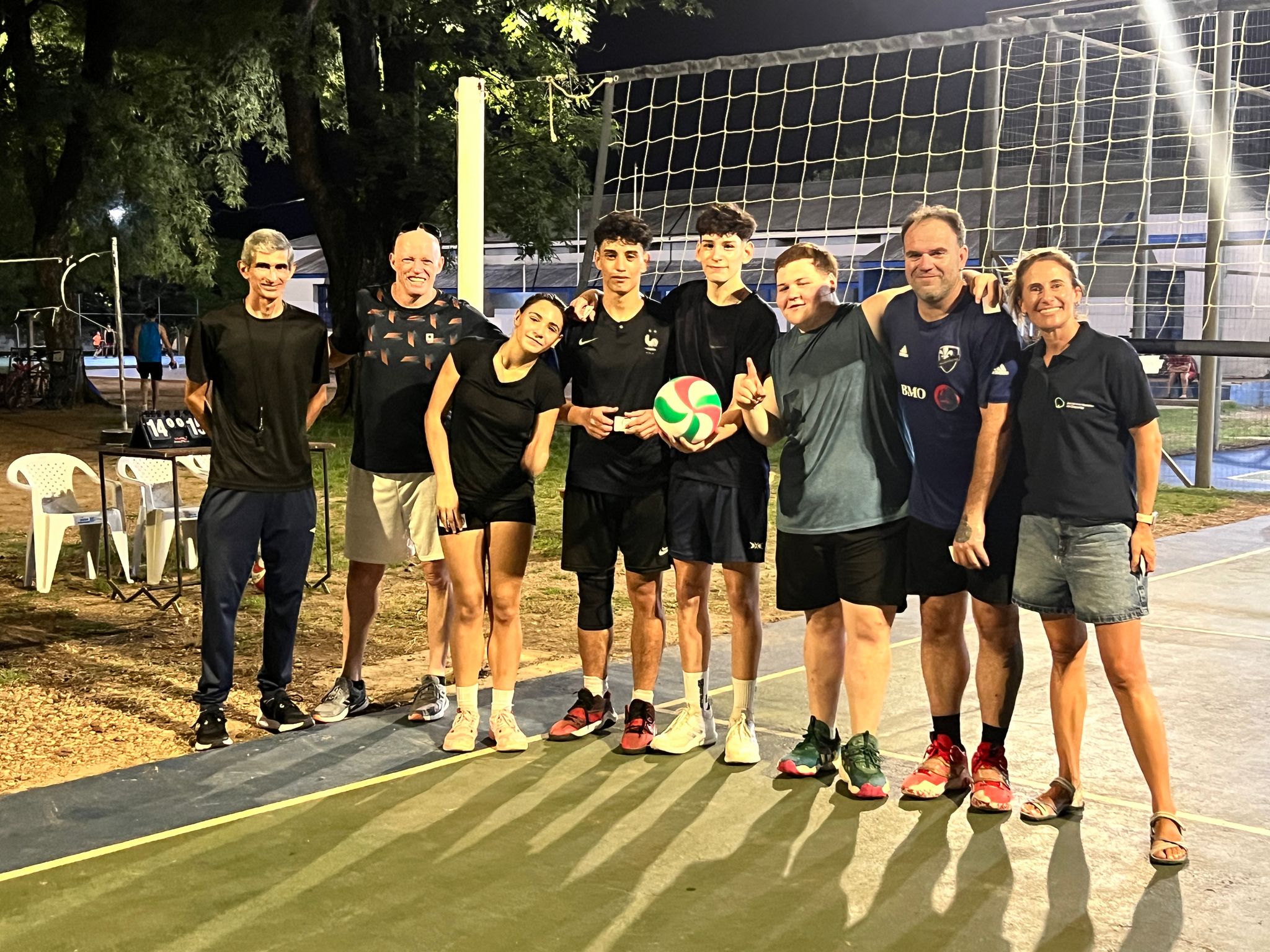 Campeonatos de voleibol y básquetbol en Plaza de Deportes