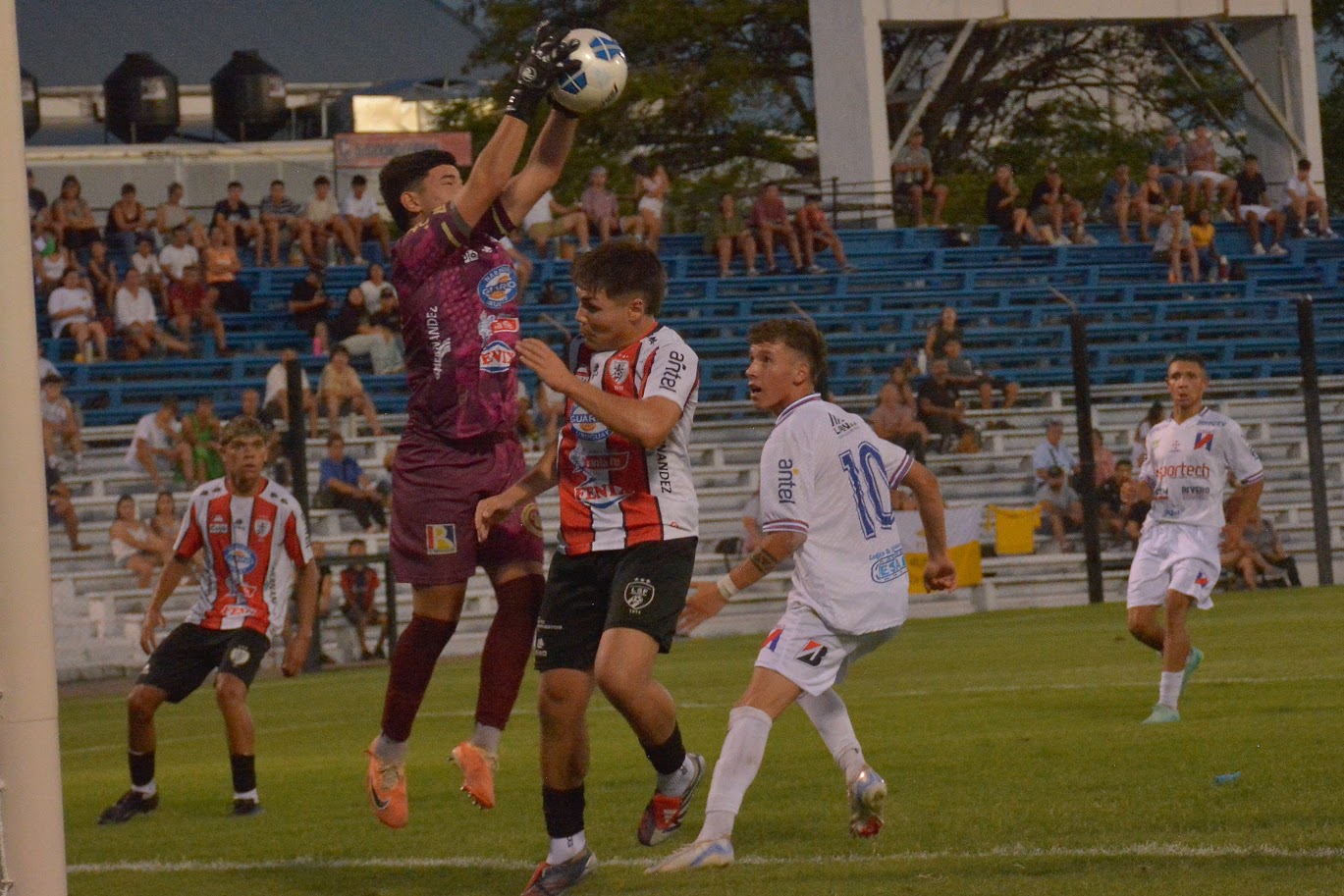 Los juveniles salteños merecieron mejor suerte: derrota 2-1 en Paysandú