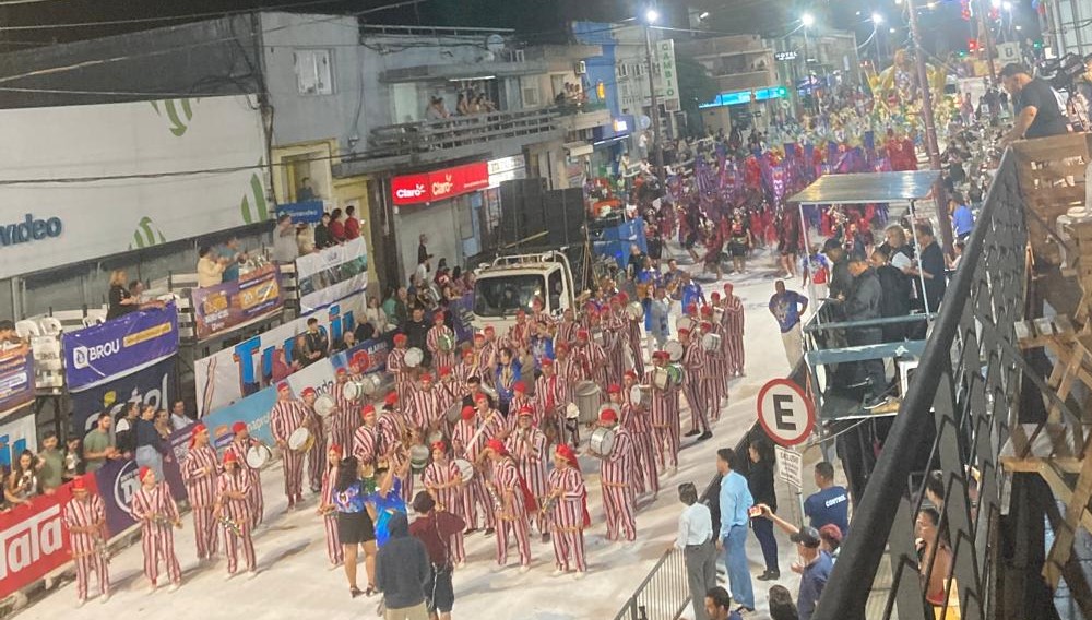 «Carnaval de Artigas: espectáculo único que conecta a miles de corazones al ritmo del samba»