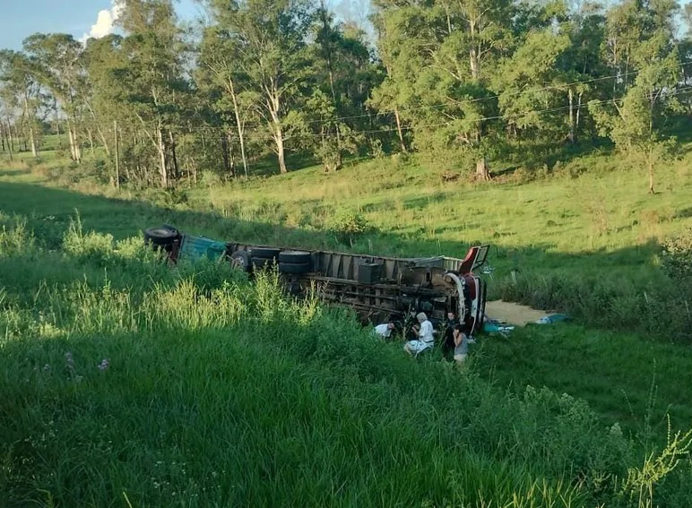 Camión con remolque volcó en  ruta 3, conductor resultó lesionado