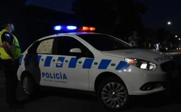 Exhibió un arma de fuego y  se llevó el vino y 900 pesos