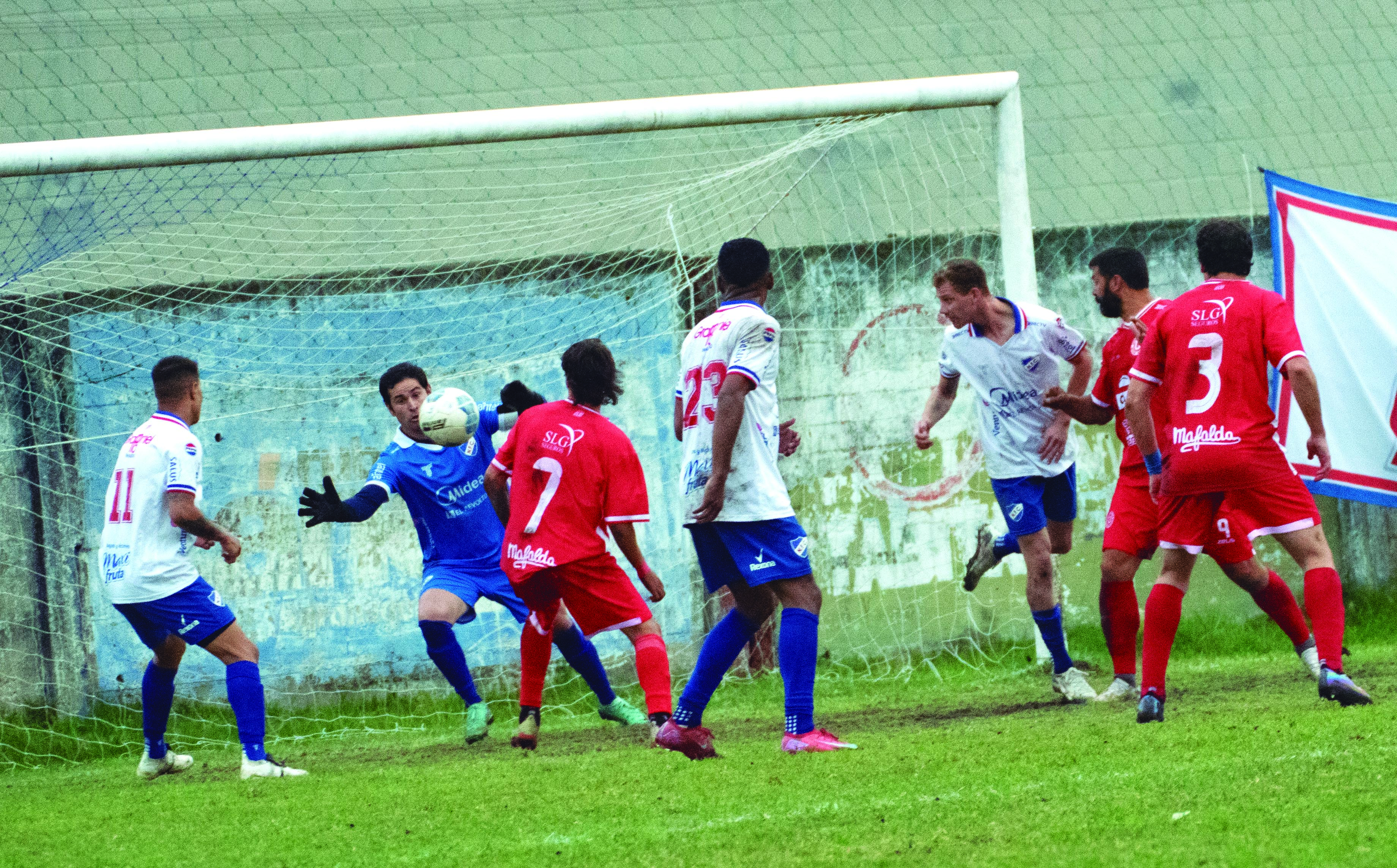 Universitario y Nacional quedaron a mano y son primero y segundo