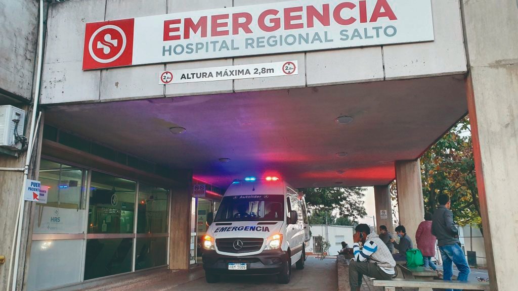 Policía investiga brutal ataque a un  joven con cuchillo y arma de fuego