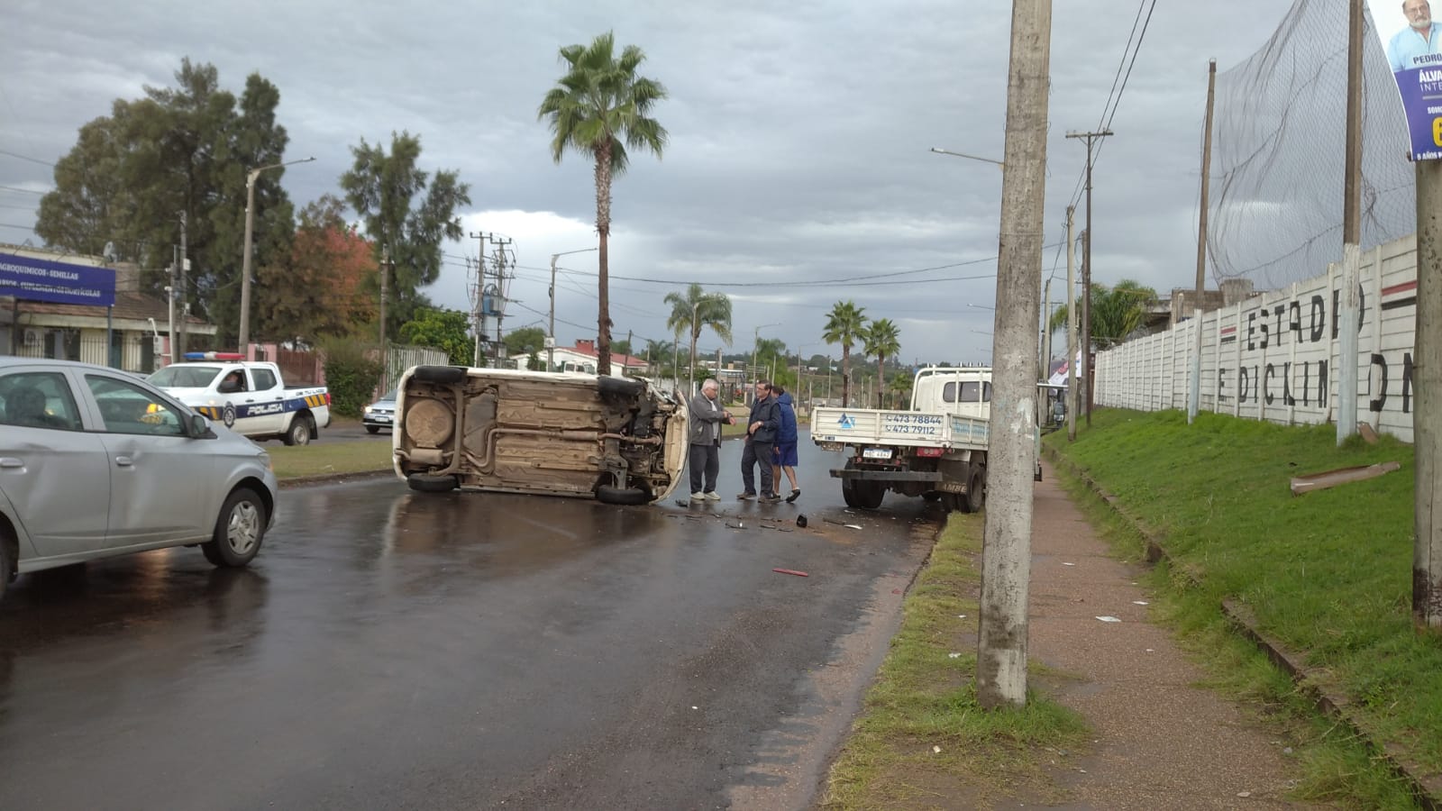 Un auto volcó tras chocar contra un camión estacionado en avenida Oribe