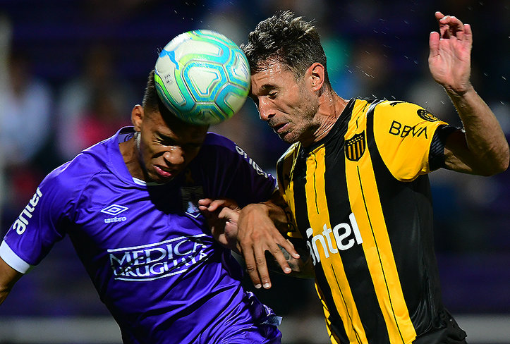 Defensor Sporting recibe a Peñarol por la penúltima fecha del Apertura