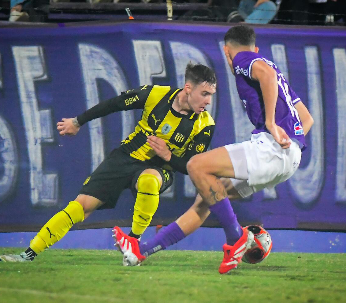 Gran triunfo de Peñarol con uno menos