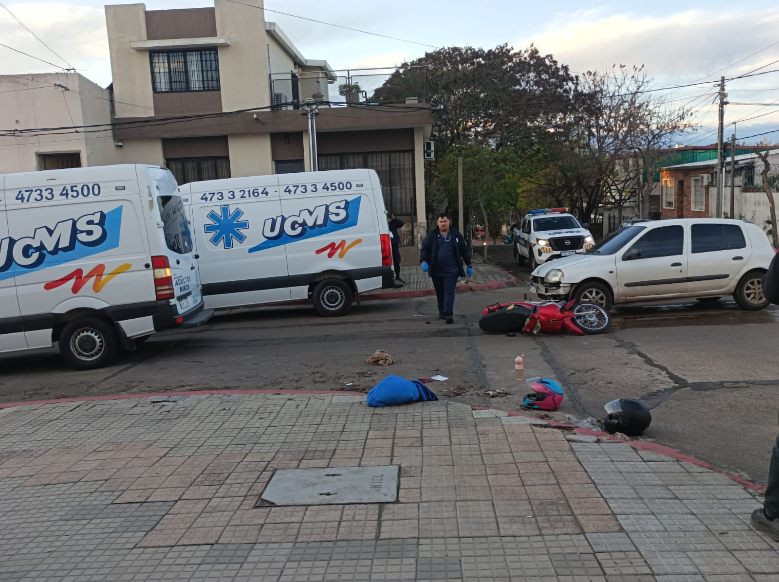 Violenta colisión con lesionados entre un automóvil y una moto