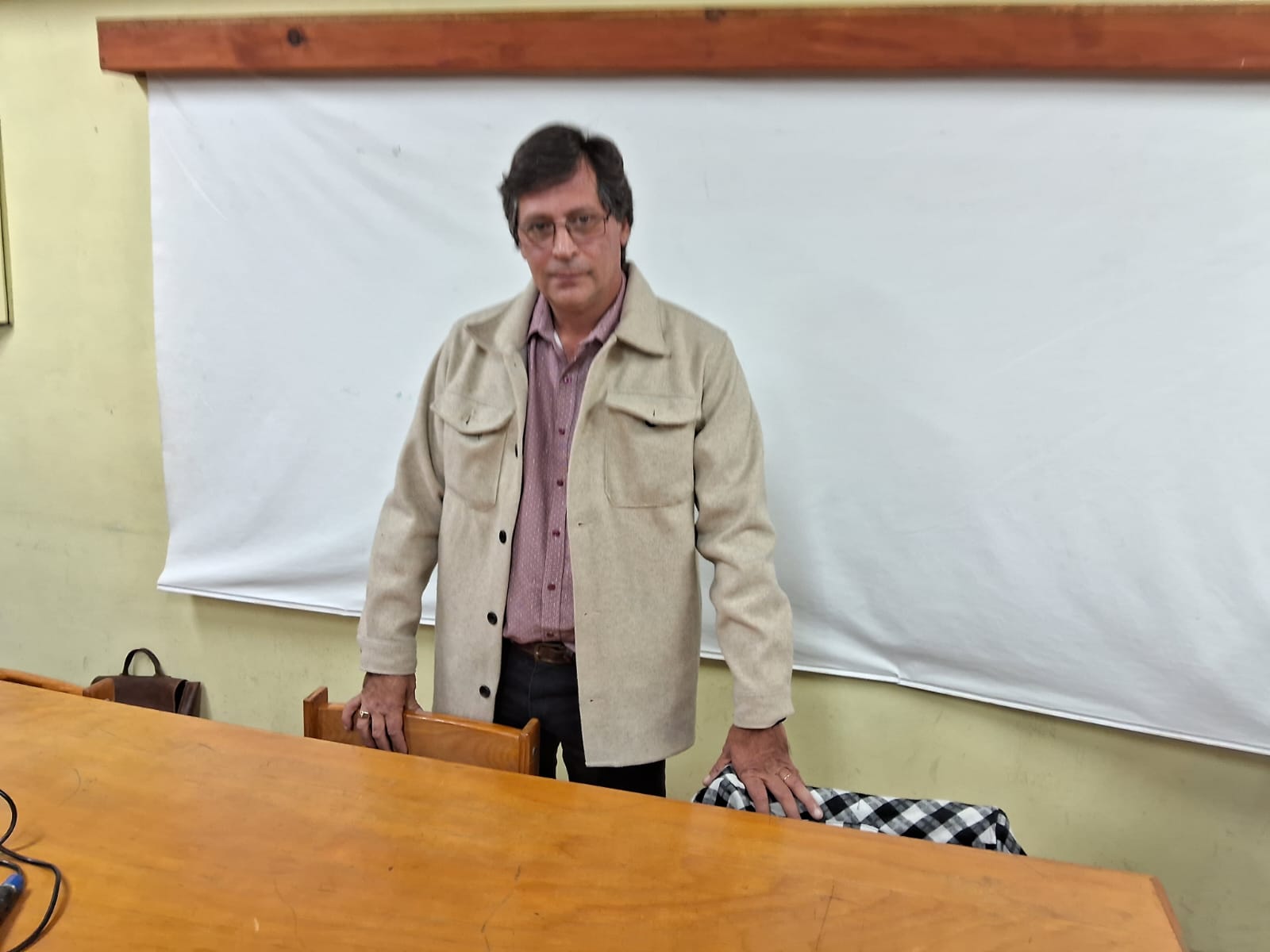 Cuidar con humanidad: presentaron libro que plantea “profesionalizar” la atención hacia los adultos mayores