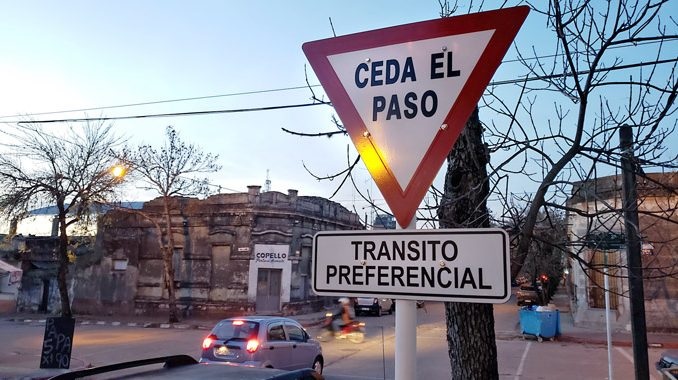 Unasev propone que quién dobla desde  una avenida no pierda su “preferencia”