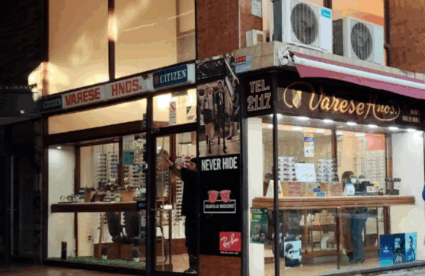 Delincuente rompió vidriera de joyería y se llevó 50 relojes y una cadena de oro.