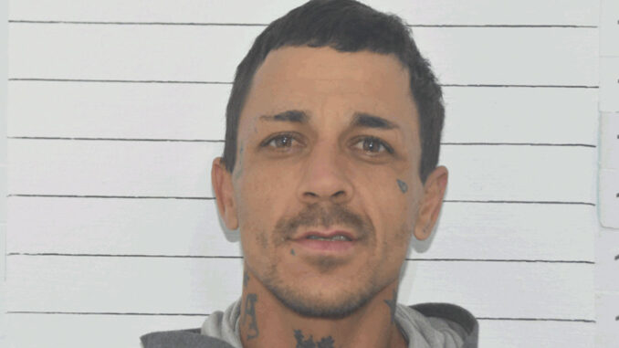 Delincuente sanducero fue detenido  en Salto; estaba sentado en la vereda