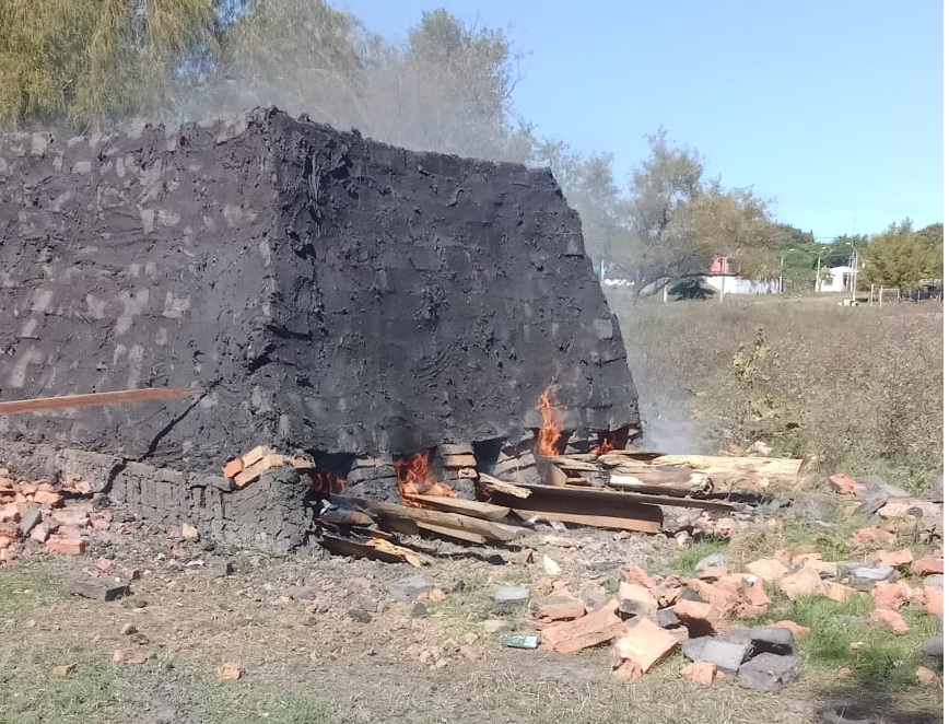 Crítica situación de ladrilleros en Salto: abandono de actividades por falta de apoyo y condiciones adversas
