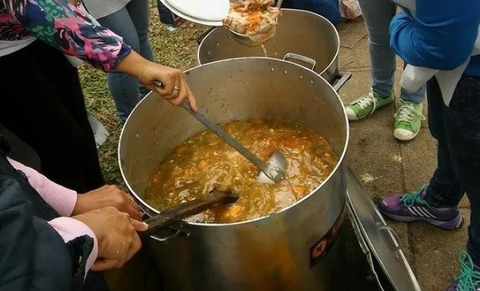 Cientos de personas reciben ayuda en merenderos y ollas ante días muy fríos