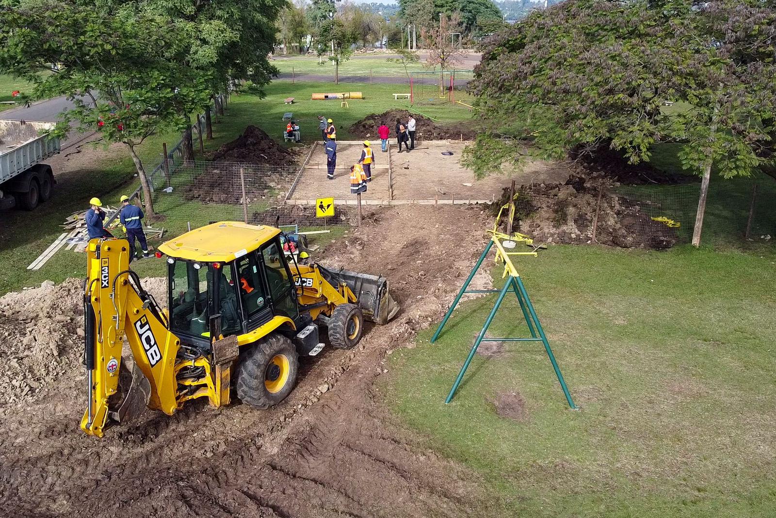 Avanzan obras en Plaza Ayuí de Costanera Norte que tendrá 27 juegos modernos, iluminación y parquizado