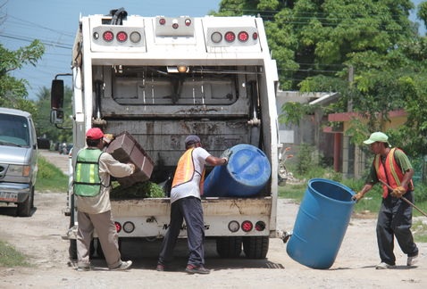 Desperfecto en camión recolector de residuos genera demoras en vaciado de contenedores en microcentro