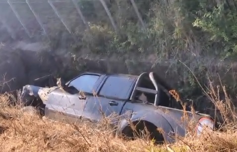 Pareja lesionada tras volcar camioneta  en la que viajan en la Costanera Norte