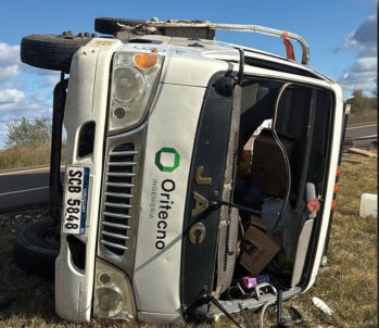 Camión despistó y volcó  en km 51 de la Ruta 26