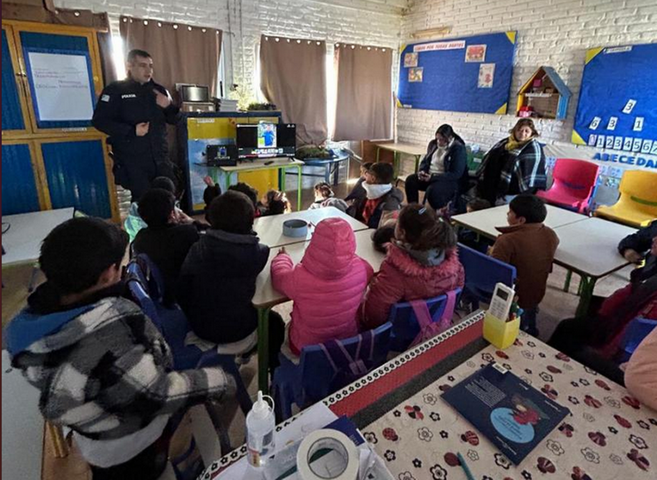 Talleres a escolares sobre prevención de estafas e identificación de ofidios