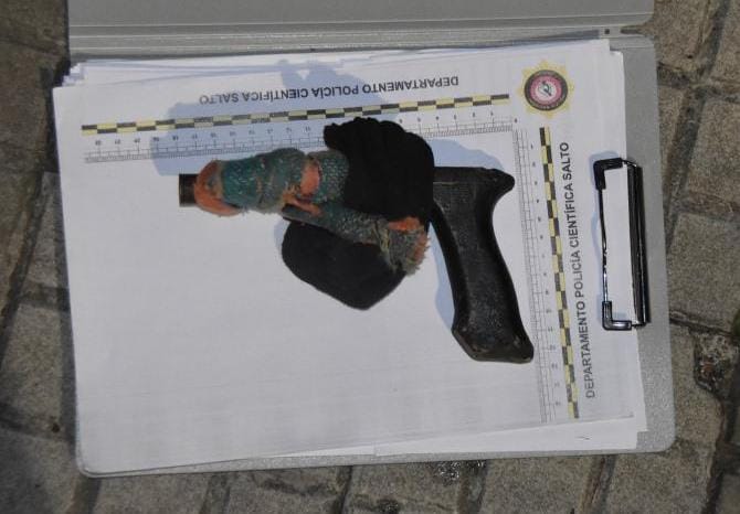 La amenazaron con un arma de  madera y le robaron la cartera