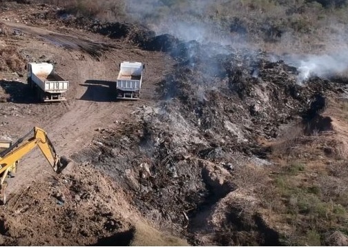 Rodeados por el humo tóxico,  residentes en zona de vertedero  sellan aberturas de sus hogares