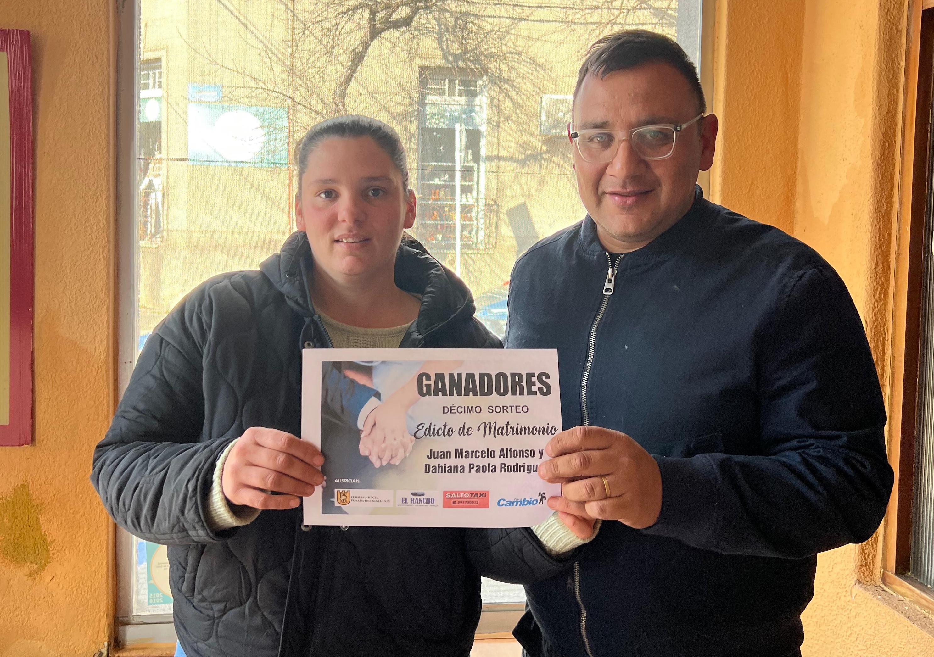 Juan y Dahiana eligieron CAMBIO para  publicar su edicto y se llevaron premios