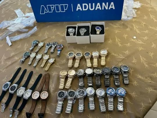 Argentinos con medidas cautelares al intentar ingresar relojes de marca