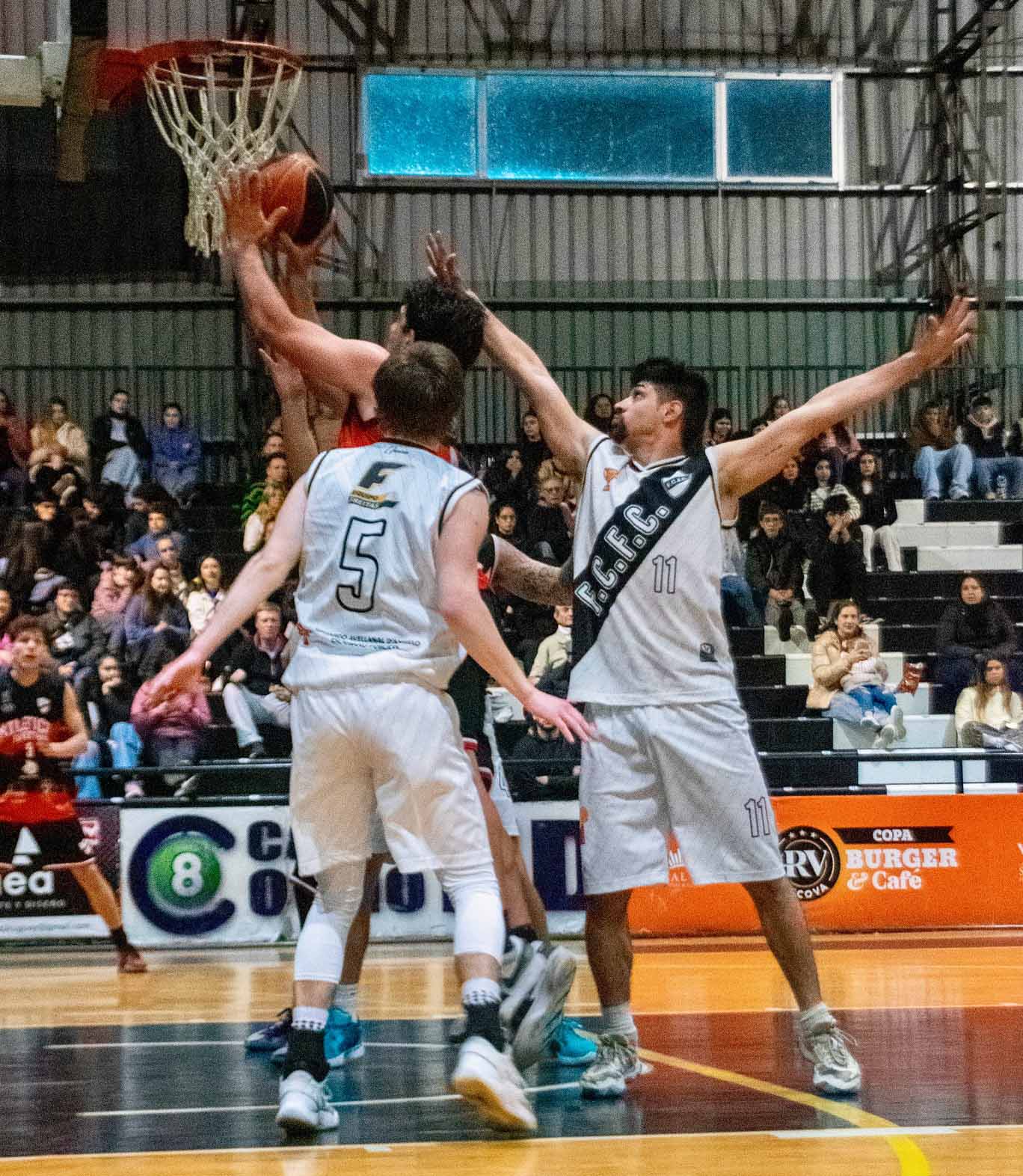 El clásico ahora se traslada al básquet